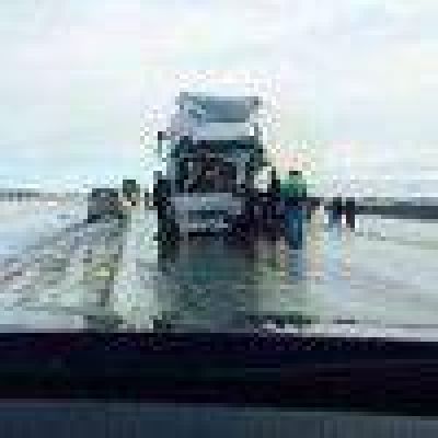 Accidente cerca de Esperanza: Un cami�n choc� veh�culos que estaban sobre la banquina