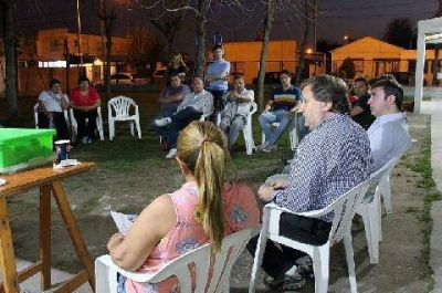 Funcionarios se reunieron con vecinos por la pavimentaci�n de la calle Capit�n Luj�n
