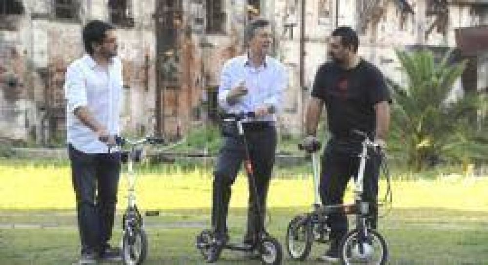 Harto de pedalear con Curly y Walter: Macri prueba bici el�ctrica de Garret�n