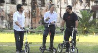 Harto de pedalear con Curly y Walter: Macri prueba bici el�ctrica de Garret�n