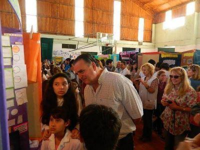 Carossi visi� la �Feria de Arte, Ciencia y Tecnolog�a en la Escuela Industrial.