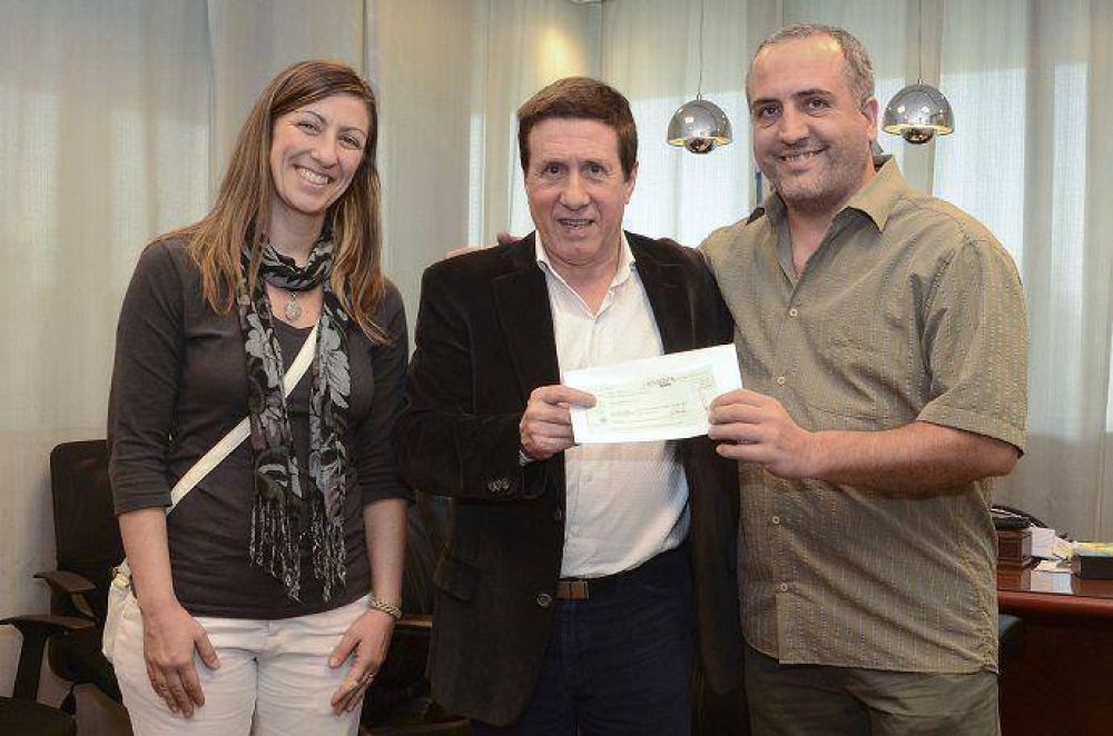 Lan�s: Dar�o D�az P�rez hizo entrega de un subsidio a la escuela de Artes Marciales MUSUBI Dojo