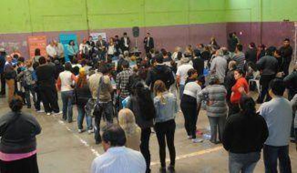 Firmaron y entregaron actas de adjudicaci�n y tarjetas de pago en Solano