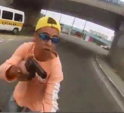 Denuncian a joven delincuente armado que asola la Ribera
