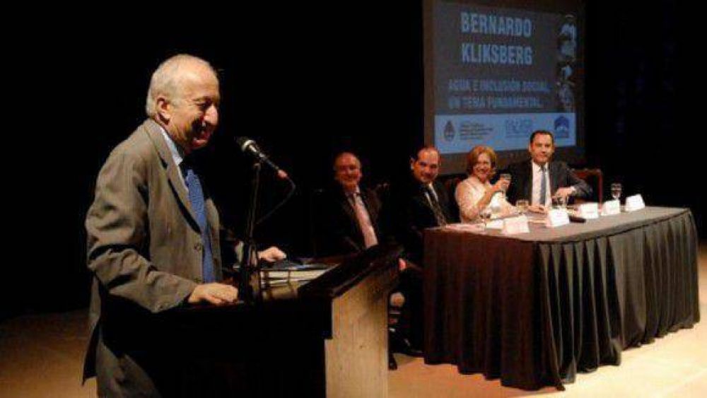 Bernardo Kliksberg disert� en Tucum�n