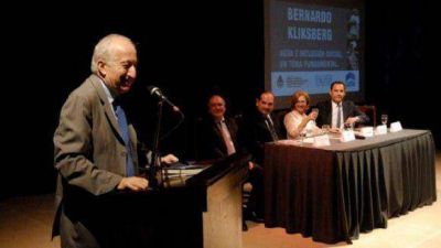Bernardo Kliksberg disert� en Tucum�n