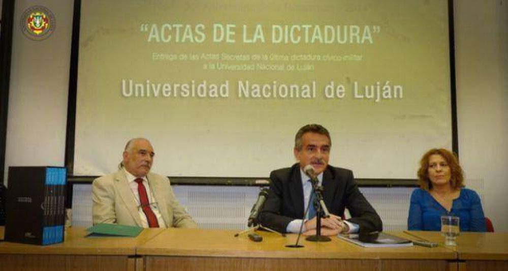 Rossi entreg� a la UNLu las actas de la dictadura