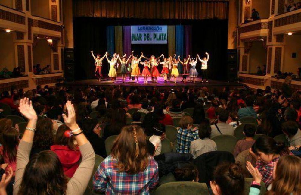 Bancarios agasajaron a los ni�os en el Teatro Municipal Col�n