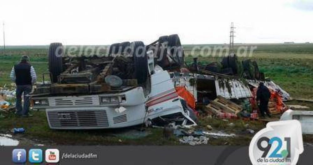 Un camionero volc� en Ruta 33 pero sali� milagrosamente ileso