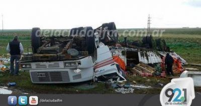 Un camionero volc� en Ruta 33 pero sali� milagrosamente ileso