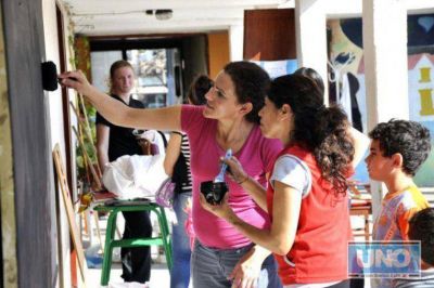 Padres y exalumnos pintan la escuela Jos� Zubiaur
