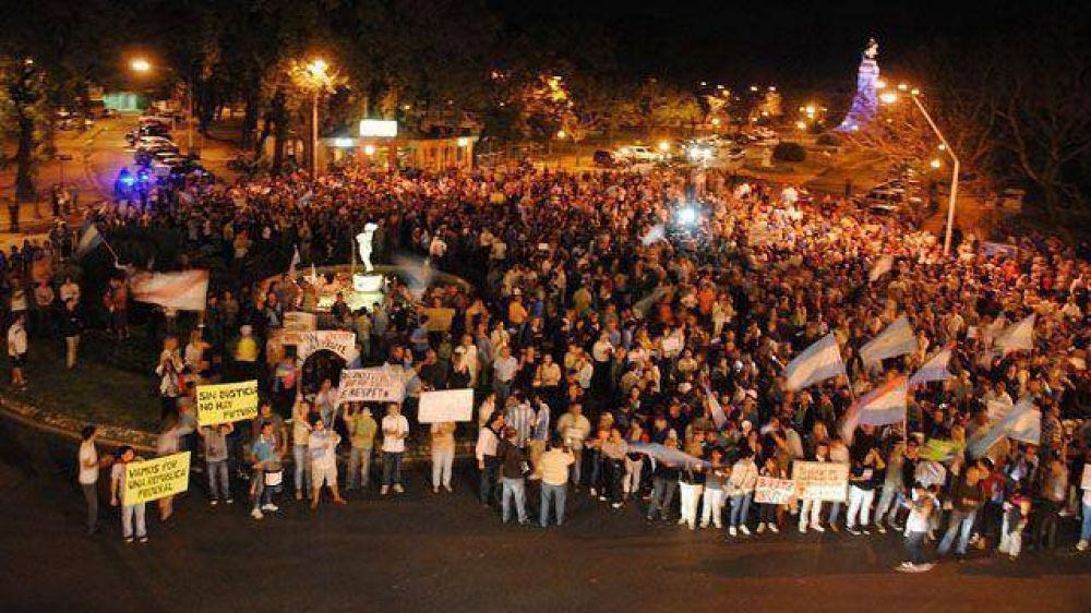 Convocan a un cacerolazo en Paran�	