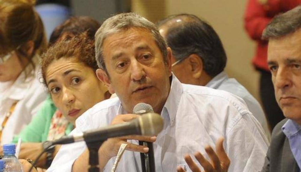 Cobos: Carri� debe decidir si sigue o no