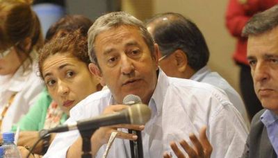 Cobos: Carri� debe decidir si sigue o no