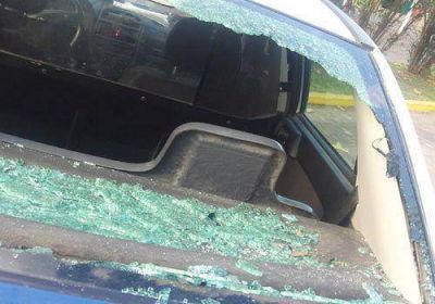 No le dio dinero al cuidacoches y le rompi� la luneta trasera