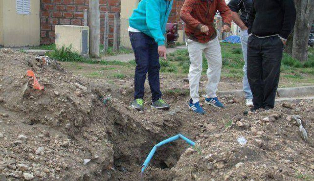 Reclamo por peligroso pozo en Alem y G�emes