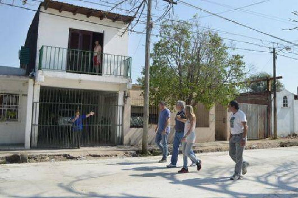 El pavimento alcanz� a cien cuadras en barrios