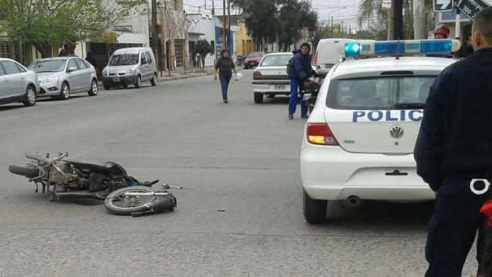 Cruz� el sem�foro en rojo, choc� y termin� en el hospital