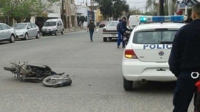 Cruz� el sem�foro en rojo, choc� y termin� en el hospital