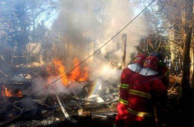 Desperfecto el�ctrico causa incendio en precaria casilla