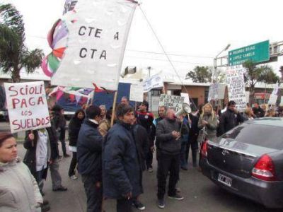 Protesta de trabajadores estatales en el hospital de Pacheco 