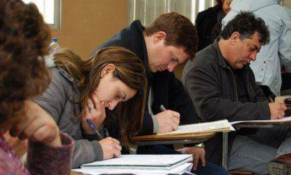 El 30% de los alumnos de las escuelas de adultos abandon� sus estudios