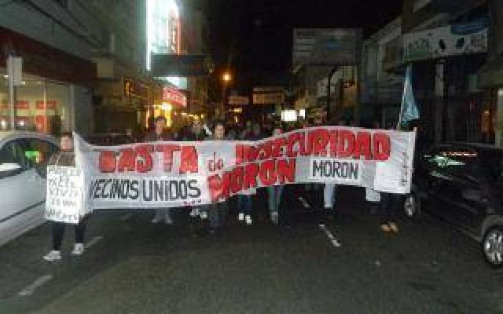 Vecinos marchan en Mor�n por joven baleada en el colegio