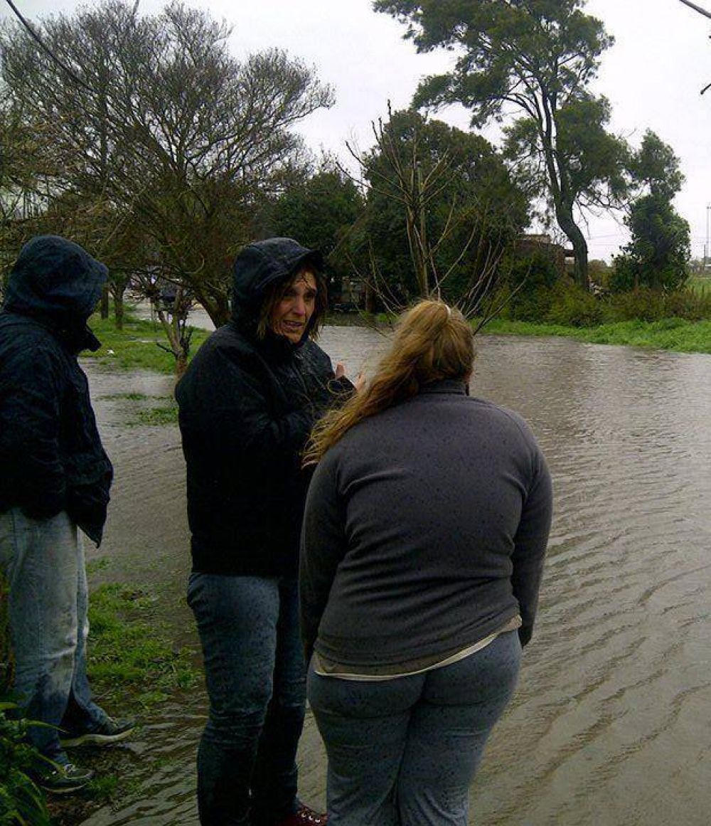 Baragiola con los afectados por la inundaci�n; �V�ctima de otra operaci�n medi�tica?