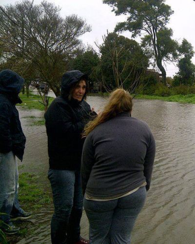Baragiola con los afectados por la inundaci�n; �V�ctima de otra operaci�n medi�tica?