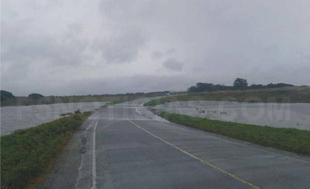 La intensa lluvia provoc cortes en las rutas de acceso a Miramar