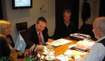 Echeverr�a firm� convenio con el INTI