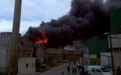 Valent�n Alsina: Explosi�n e incendio en una f�brica de solventes y una papelera