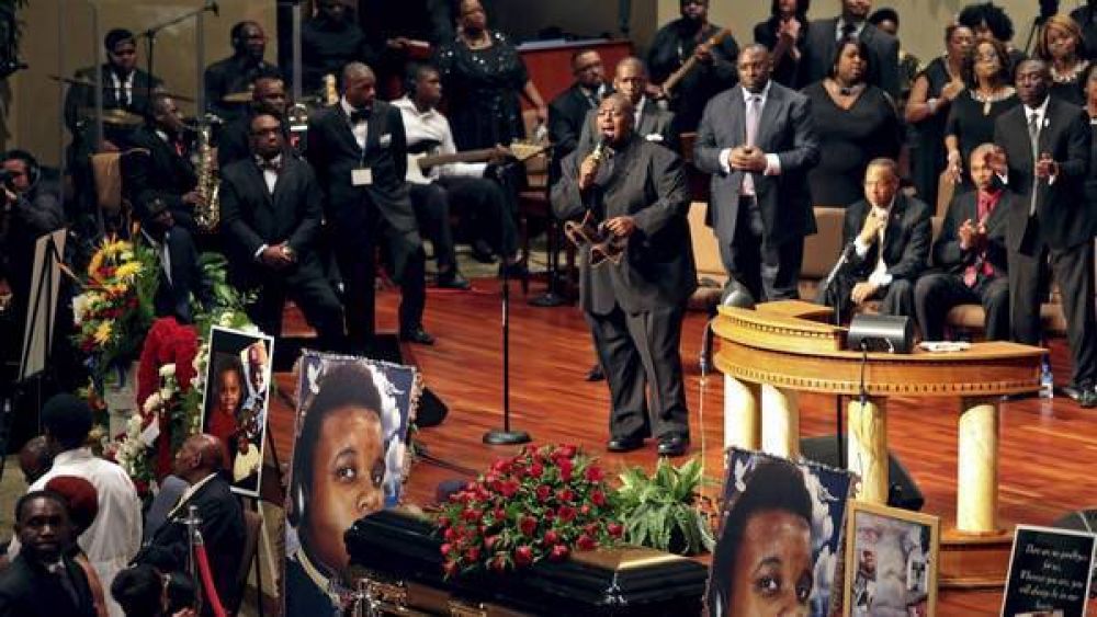 Exigen justicia en el funeral del joven negro asesinado en Missouri