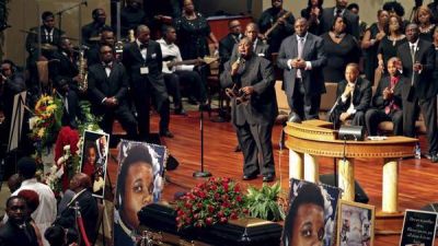 Exigen justicia en el funeral del joven negro asesinado en Missouri