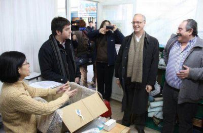 Autoridades del Ministerio de Salud de Naci�n entregaron equipamiento al hospital