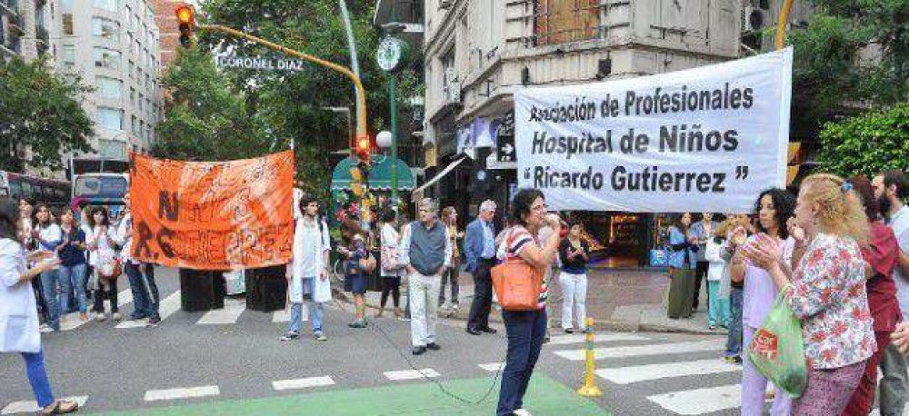 Trabajadores de hospitales porte�os realizan un paro por 24 horas