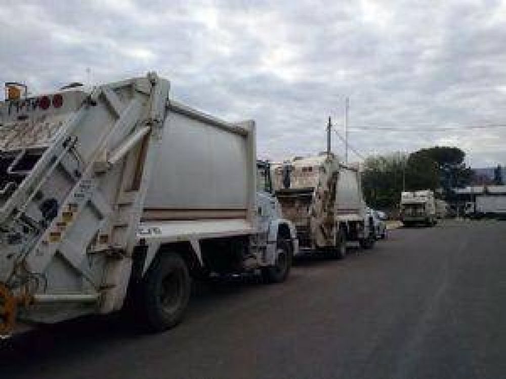 El paro de municipales frena los camiones recolectores