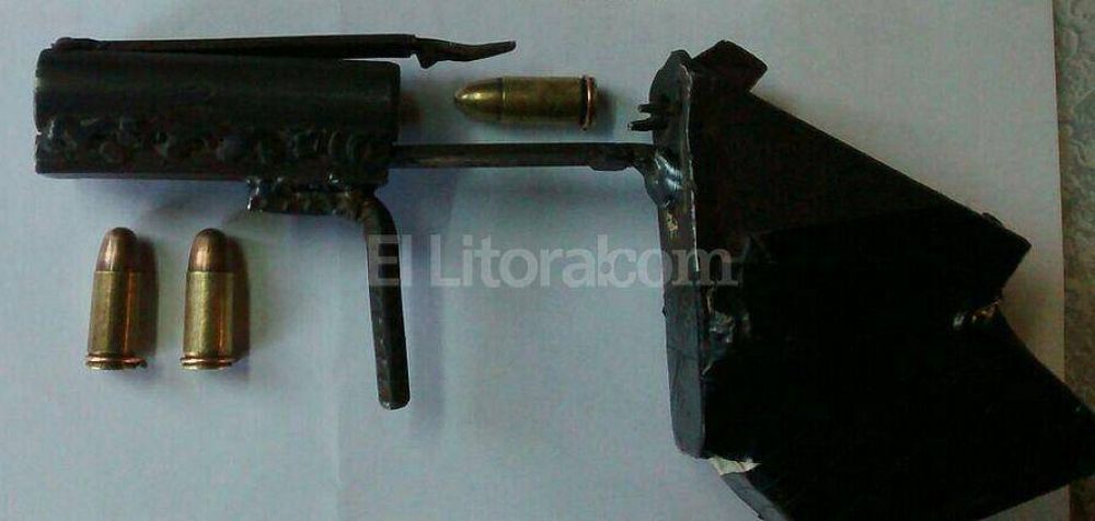Un ni�o con una tumbera para 9mm