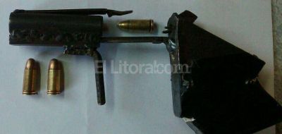 Un ni�o con una tumbera para 9mm