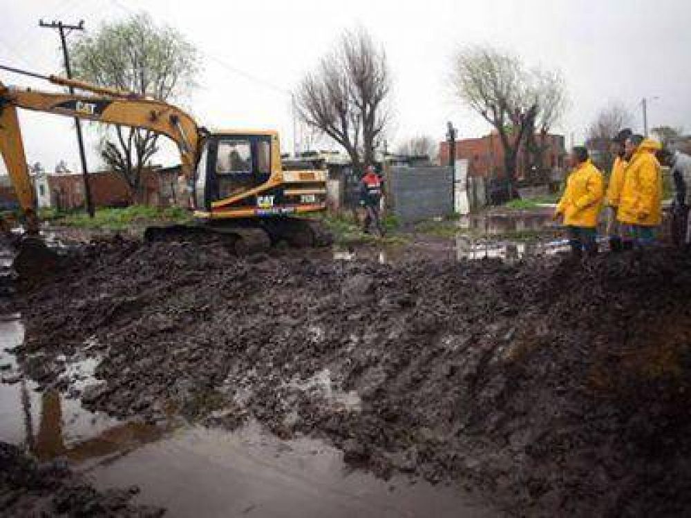 PULTI SUPERVIS� PERSONALMENTE LOS TRABAJOS Y LOS CENTROS DE EVACUADOS EN TODOS LOS BARRIOS