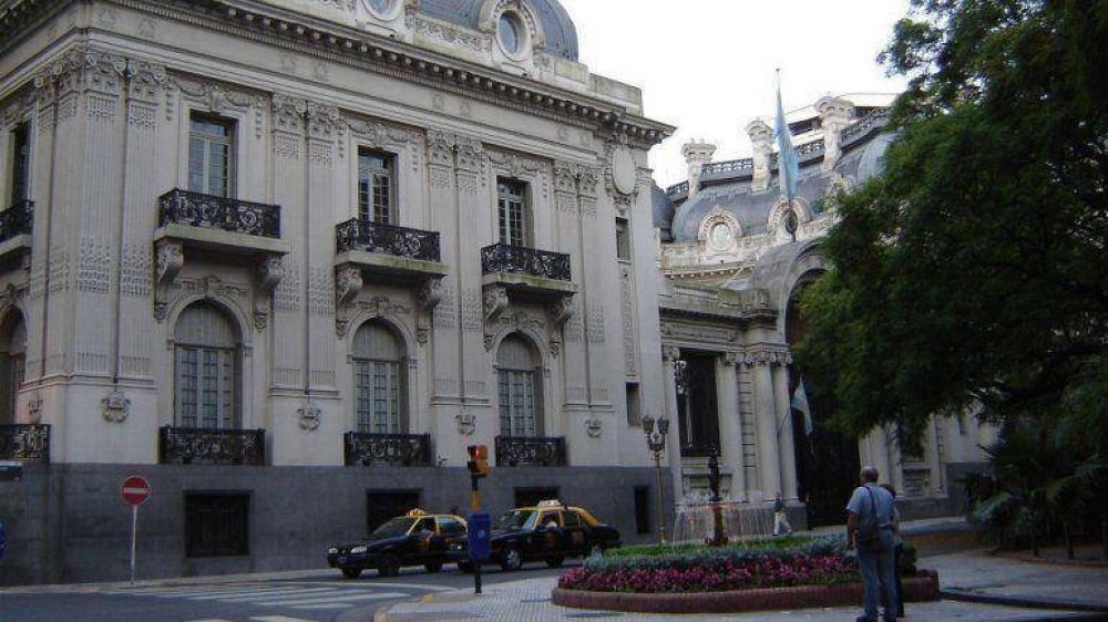 Los embajadores argentinos cobran en dlares casi el doble que Cristina Kirchner