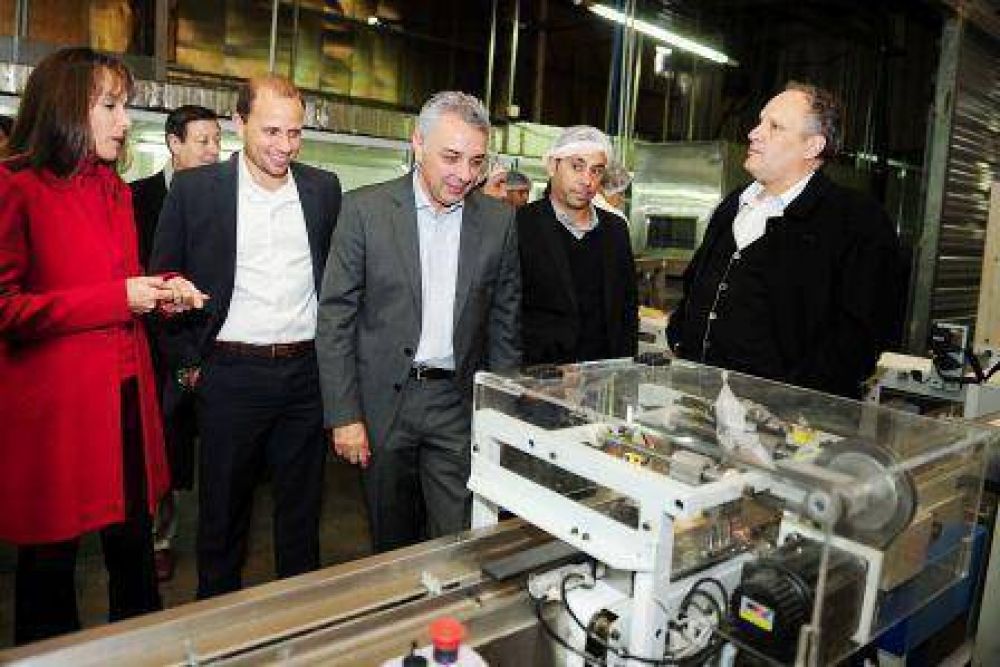 Julio Zamora particip� de la apertura de una nueva linea de producci�n en una f�brica de Tigre 