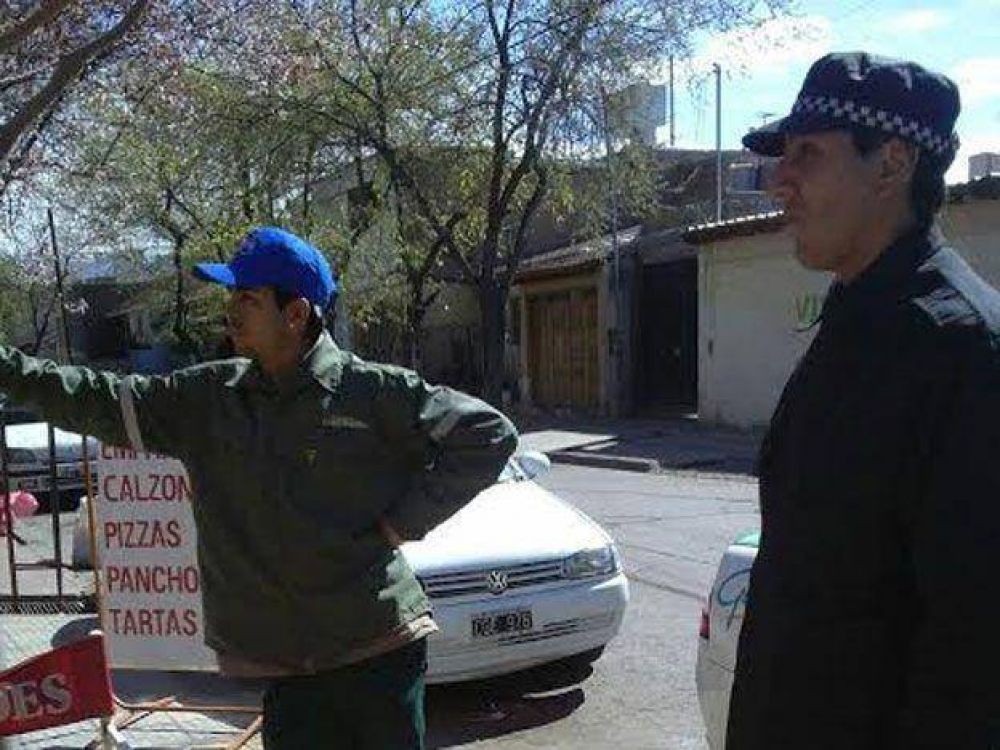 Detuvieron a dos municipales �truchos� que vend�an bolsas