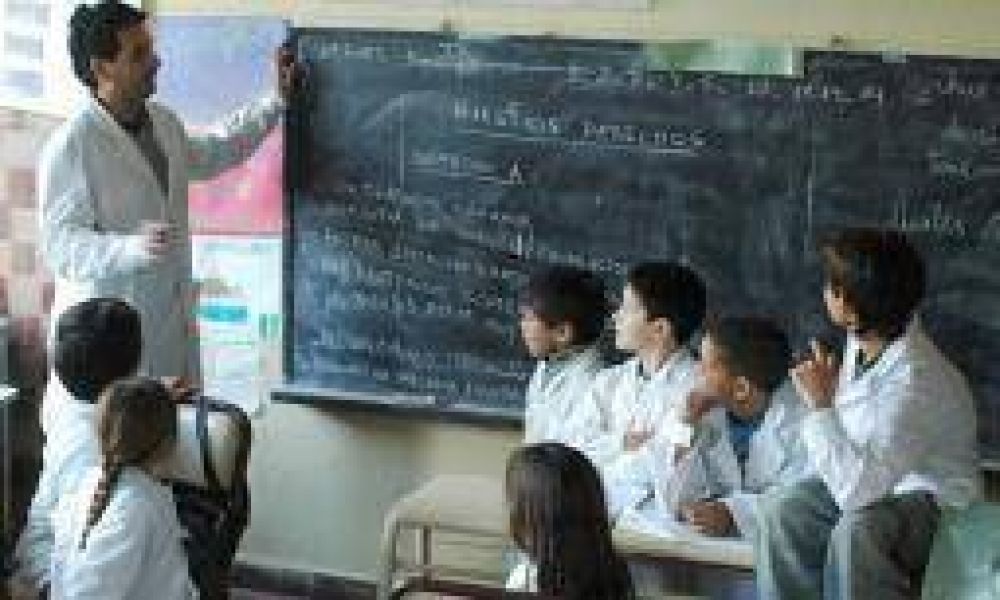 Impulsan ley para que los docentes se jubilen con 25 a�os de aportes