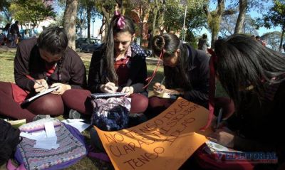 En plazas, con libros y rayuelas, alumnos del Secundario recordaron a Cort�zar