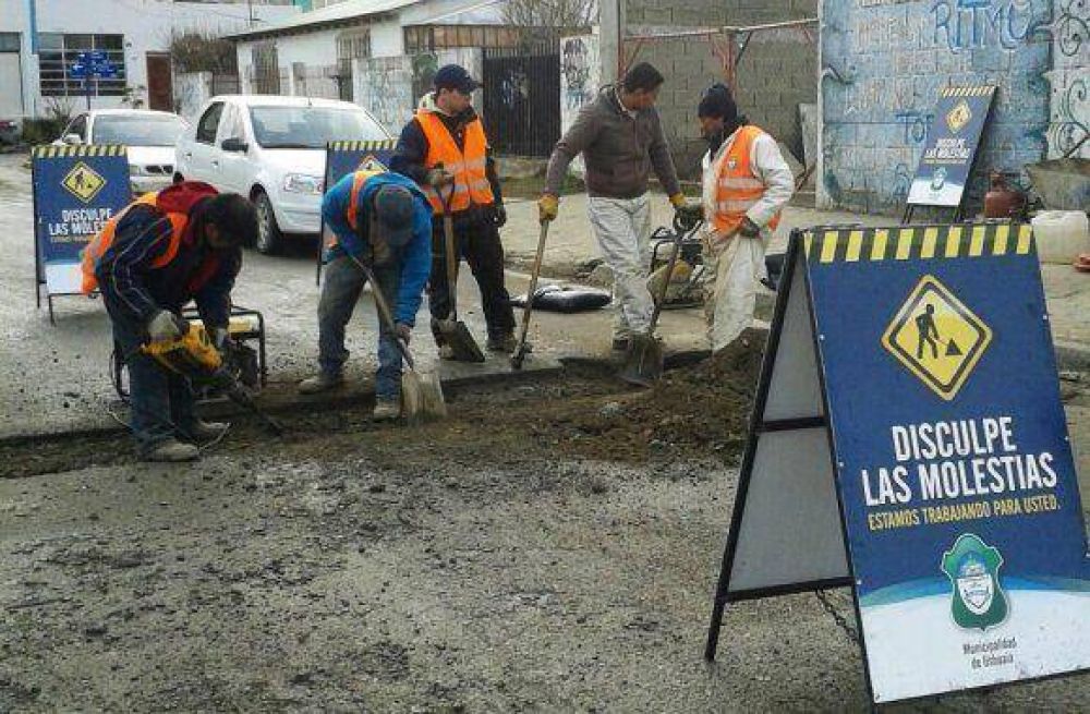 Contin�an los trabajos de bacheo en la Ushuaia