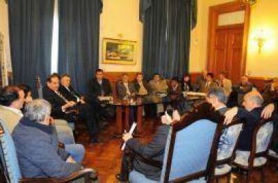 Alperovich convoc� a todos los intendentes pero Amaya falt� a la cita