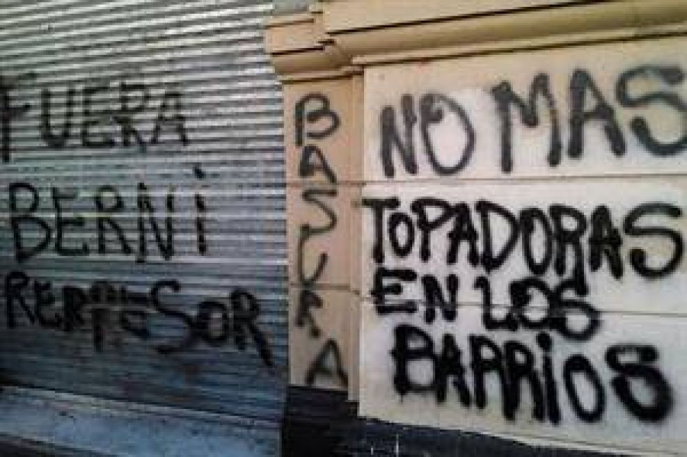 Agrupaciones kirchneristas y de izquierda reclaman por el desalojo en Lugano con pintadas contra Berni y Macri
