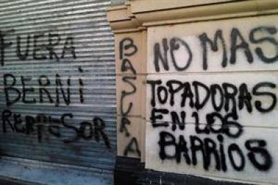 Agrupaciones kirchneristas y de izquierda reclaman por el desalojo en Lugano con pintadas contra Berni y Macri