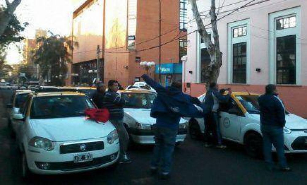 Taxistas bloquean los alrededores del Concejo Deliberante